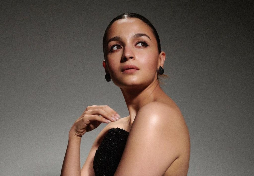 Alia Bhatt Wins Best Female Actor At Filmfare Awards Harper S