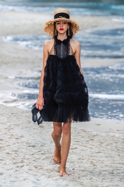 À La Plage: 4 Inspiring Outfit Ideas For Your Next Day Out At The Beach ...