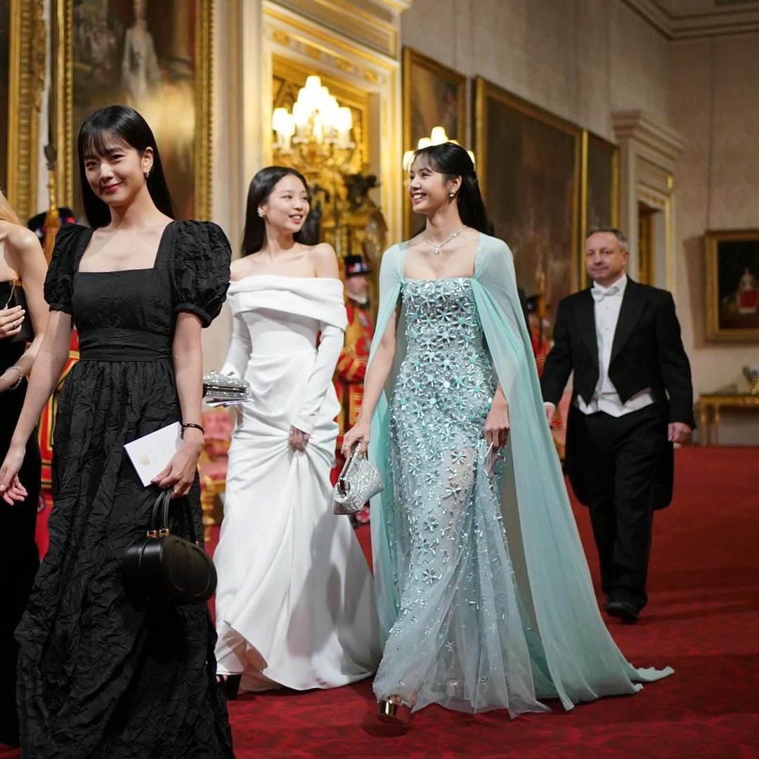 BLACKPINK's Legendary Concert Outfits: Custom Luxury Dress Worth $33,700 -  KBIZoom