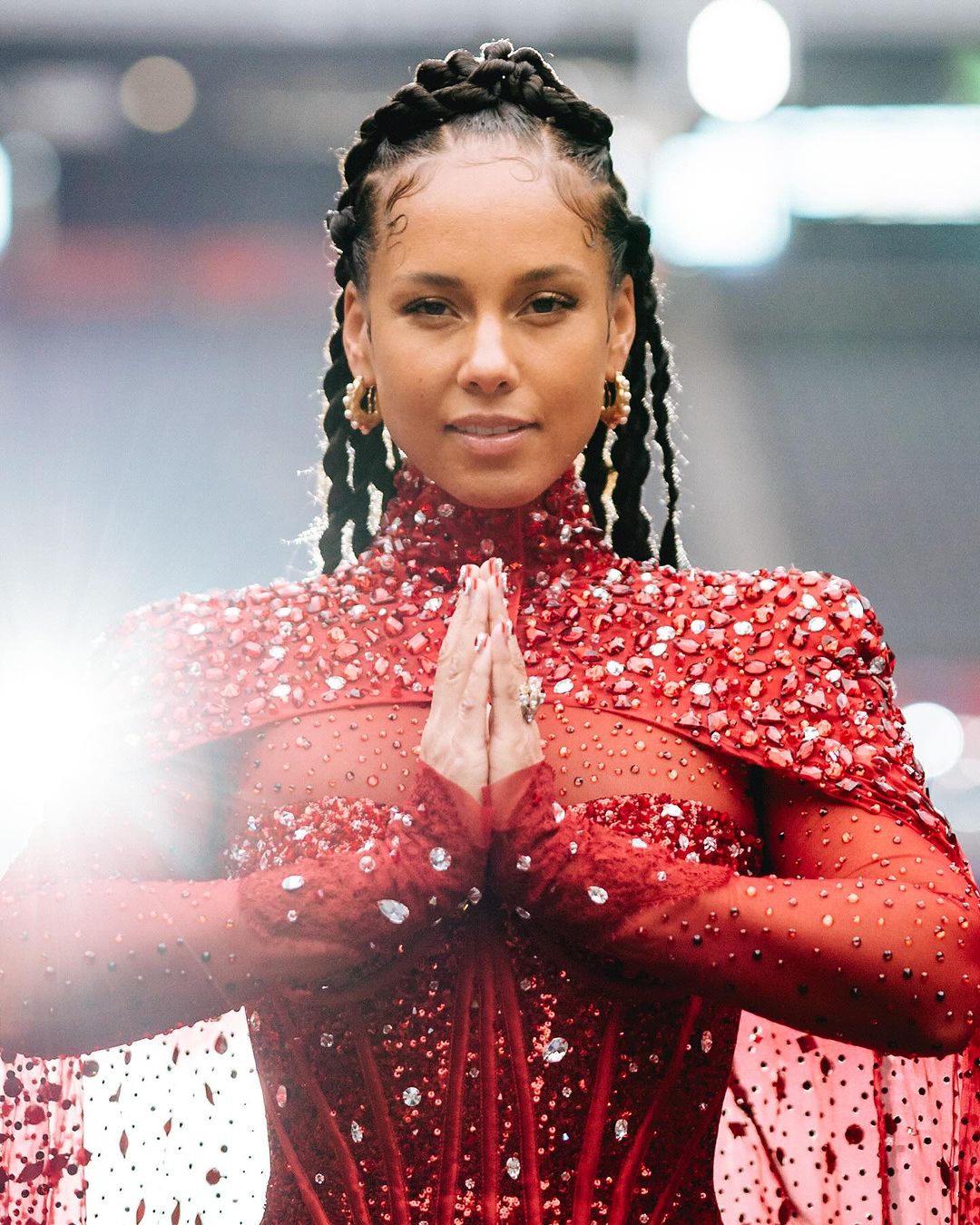 Alicia Keys Sports Fresh-Faced Make-Up at Super Bowl HalfTime Show