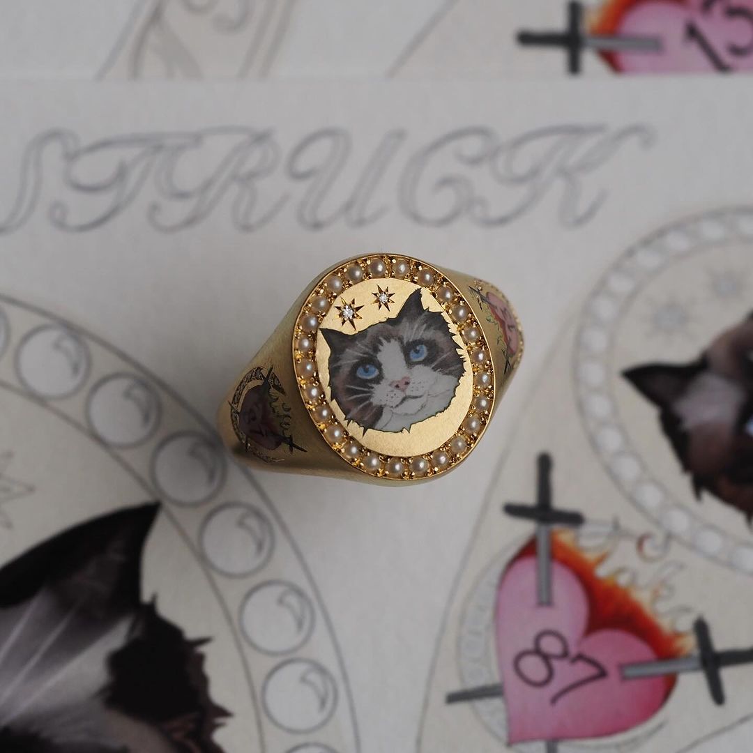 Gigi Hadid Gifted Taylor Swift A Cat Portrait Pinky Ring That Hints At ...