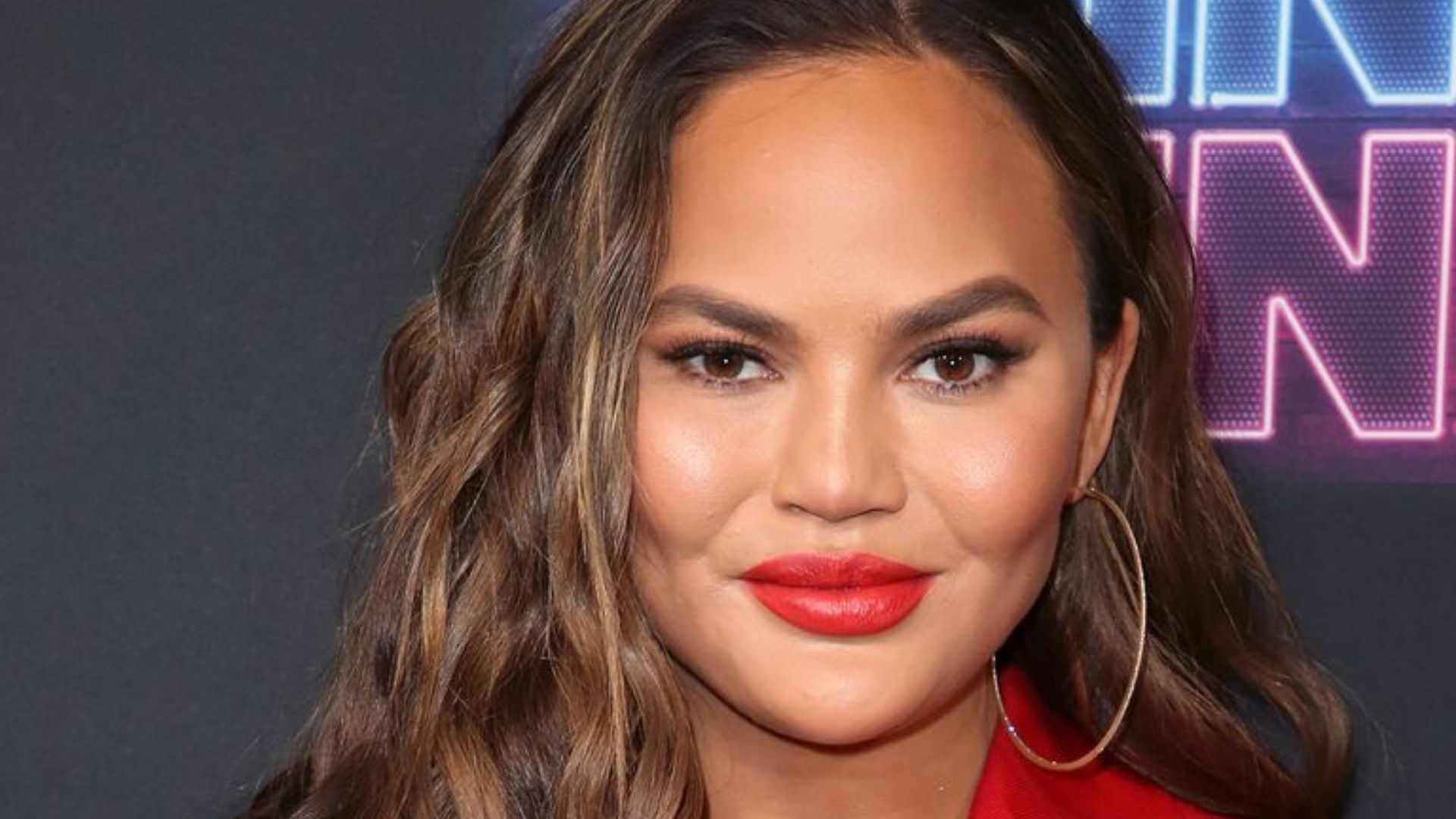 Chrissy Teigen S Debuts Shorter Hair With A Fresh Feathered Cut Harper S Bazaar Arabia