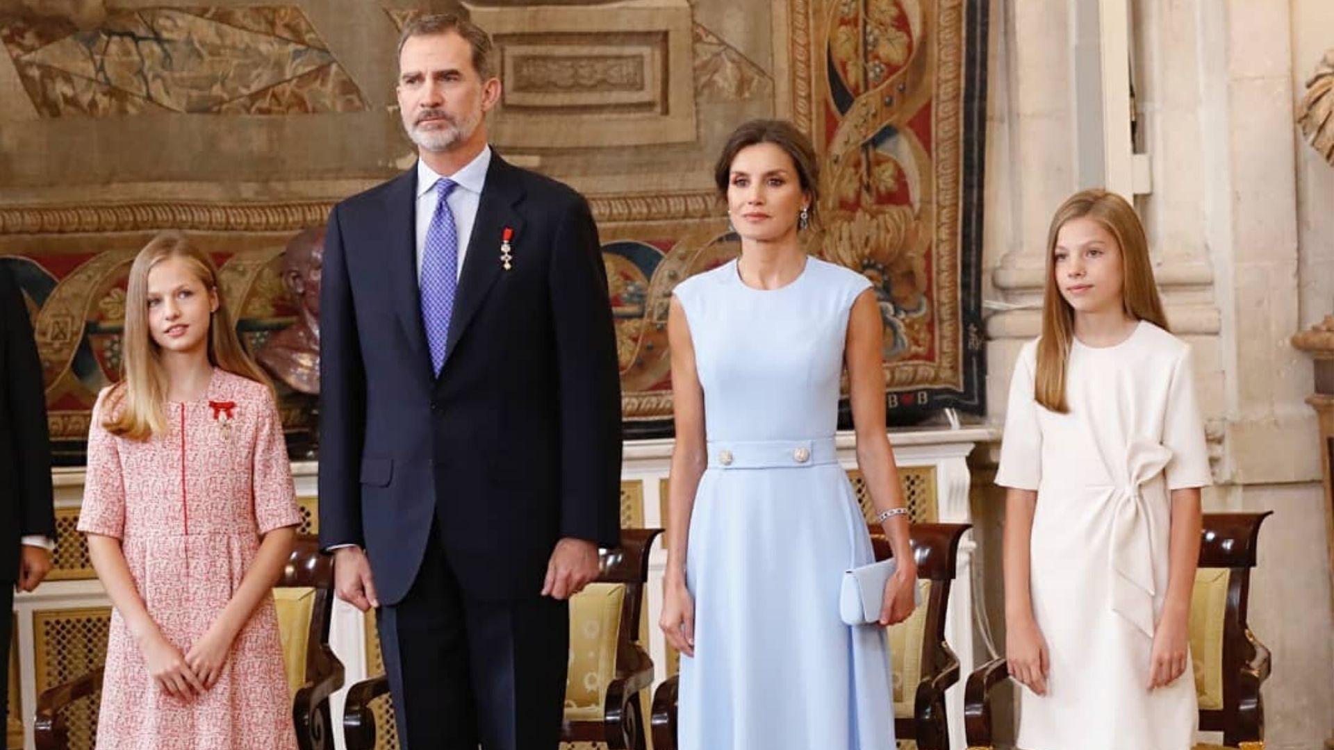 See The Spanish Royal Family's Stylish Christmas Card | Harper's BAZAAR ...